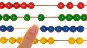 Ein Abakus zum Erlernen von Mathematik. vor weißem Hintergrund