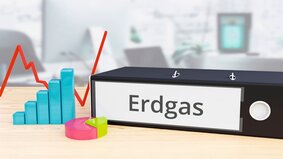 Erdgas – Finanzen/Wirtschaft. Ordner auf Schreibtisch mit Beschriftung neben Diagrammen. Business/Statistik