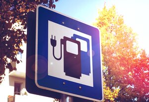Elektroauto - Elektromobilität - Ladestation - Verkehrsschild