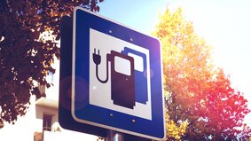 Elektroauto - Elektromobilität - Ladestation - Verkehrsschild